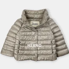 HERNO ICONICO 22AW ヘルノ ケープ スタンドネック ショート ダウンジャケット PI0046DIC グレージュ 38 / J&NREUSE レディース アウターのサムネイル