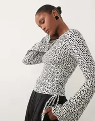 エイソス レディース トップス シャツ プリント ASOS DESIGN drawstring detail top with flute sleeve in mono spot print Monoのサムネイル