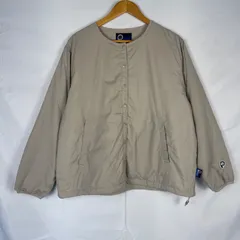 PENFIELD ペンフィールド ノーカラージャケット ブルゾン スナップボタン 刺繍ロゴ ナイロン 中綿 軽量 ドロスト オーバーサイズ アウトドア ミニマル 大人カジュアル ストリートレディース ベージュ NA173のサムネイル
