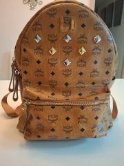 ん*の様 MCM ブラック ドット柄 リュック - メルカリ