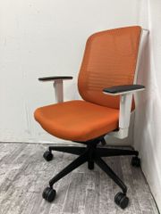 定価約7万 フルーエントチェア オカムラ オレンジ系 学習チェア 可動 