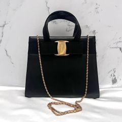 ◇美品◇フェラガモ ヴァラ クロスボディバッグ ブラック ゴールド金具