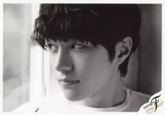 【中古】生写真(男性) INFINITE F/L(エル)/横型・顔アップ・目線左・モノクロ・「恋のサイン」/公式生写真のサムネイル