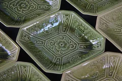 珉平焼 淡路焼 陰刻紗綾形紋に寿文 牡丹図 緑釉 菱形変形皿 14客 箱付 向付 懐石料理道具のサムネイル