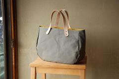 美品】TUTUMU News paper tote 豊岡鞄 - メルカリ