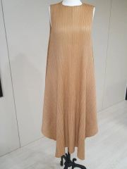 プリーツプリーズワンピース 黄土色ベージュ Size3 - メルカリ