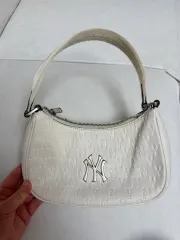 MLB NY モノグラム エンボス HOBO BAG ニューヨーク・ヤンキース アイボリーのサムネイル