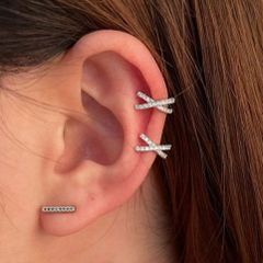 Silver ear cuff/earring/non-pierced earring with zirconia and diamond. Stylish, luxurious, high-quality, sophisticated, elegant, and perfect as a gift for celebrities. Made of stainless steel with a cross design. Sparkling. Gift wrapping available. 1 piece.