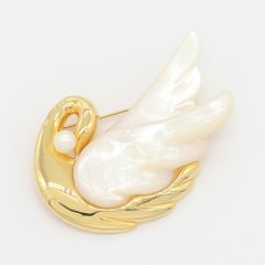 TASAKI スワン型ブローチ お値下げ - メルカリ