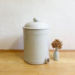 アンティーク・ブロカント・ 陶器製 白磁のウォーターサーバー 蛇口
