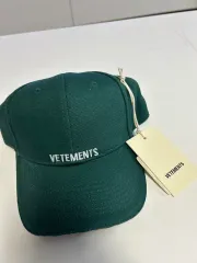 VETEMENTS ヴェトモン 刺繍 ロゴ ベースボールキャップ 帽子 グリーン 新品のサムネイル