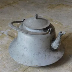 ジュラルミンの湯沸かし 羽広形 HK-a-06261 / 代用品 アンティーク ケトル 鉄瓶 薬缶 日本軍 民芸のサムネイル