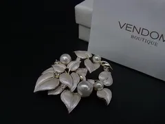 ■美品■ VENDOME BOUTIQUE ヴァンドームブティック パール リーフ ピンブローチ ピンバッジ アクセサリー アイボリー系 DN4076のサムネイル