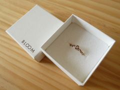 ブルーム K10 YG ダイヤモンド リボンフープピアス - メルカリ
