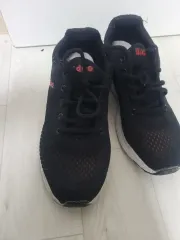 Reebok レッド POINTが魅力的なスニーカーです 250のサムネイル