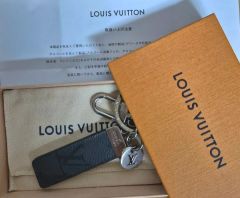 美品今日限定価格】LOUIS VUITTON ブラックレザー キーホルダー - メルカリ