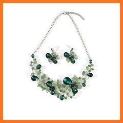 [Brand New] [KK Solis] Necklace and Earrings 2-Piece Set, Floral Brilliance Series. A jewelry set with a design that combines splendor and elegance, featuring blooming flowers as the motif. Perfect for formal occasions such as evening dance performances, shows, stage parties, weddings, etc. Verde Flower (Emerald)