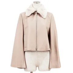 【SALE】FOXEY NEW YORK フォクシー ニューヨーク ジャケット フェイクレザー 39996 サイズ F レディース ロゴ ファーカラー取り外し可 フレアスリーブ ジップアップ ショート クロップド アウター ピンクベージュ 桃色 日本製のサムネイル