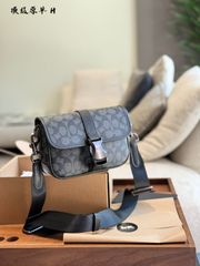 [오늘 특가] Coach Men's Mini Messenger Bag / 쿠치 맨즈 미니 메신저 가방 / 쿨 × 귀여운 디자인 송료 무료! 재고 한정 가격