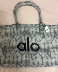 alo yoga アロヨガ 正規品 タイダイ柄トートバッグ ジムバッグヨガバッグ alo yoga アロヨガ 正規品 タイダイ柄トートバッグ ジムバッグヨガ