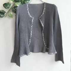 美品✨ スペッチオ SPECCHIO カーディガン プリーツ スパンコール装飾 ビジュー ストレッチ 伸縮性のサムネイル
