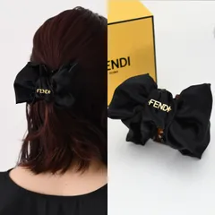 FENDI フェンディ ヘアクリップ ヘアアクセサリー FXT140 AVDU レディース ブラック シルク リボンモチーフ FENDI Roma ロゴ メタルパーツ ギフト おすすめのサムネイル