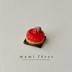 フェーヴ　ベリーケーキ　スイーツの味わい　フランス　フェーブ　ミニチュア陶器　m-4264