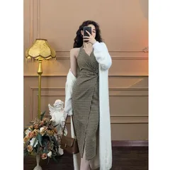 上品な大人のフレンチレトロ。ふんわりシャギーカーディガンと美シルエット千鳥格子スリットワンピースのフェミニンセットアップ