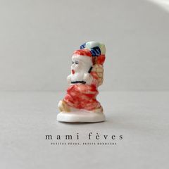 フェーヴ　プレゼントをかついだサンタクロース　フランス　フェーブ　ミニチュア陶器　m-4290