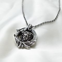 最新モデル VERSACE バロッコメデューサプレートネックレス - メルカリ