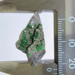 国産鉱物 秩父鉱山 グリーンガーネット（緑柘榴石） - メルカリ