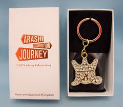 新品】嵐を旅する展覧会 スワロフスキー キーホルダー ゴールド - メルカリ