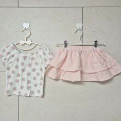 メゾピアノ フルーツ柄ピンク系のフリル付き半袖Tシャツとスカパンの2