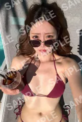 【AIアート】【太陽の下でリラックス】水着美女 サングラス ドリンク プールサイド グラビア X15C5のサムネイル