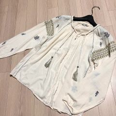 新品 2024年 パラスパレス バンドカラーブラウス 刺繍袖 シャーリング