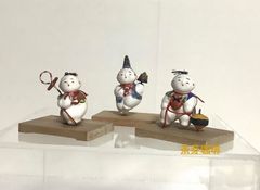 砥部焼 青芳人形【念ずれば花ひらく】三体セット紙箱あります - メルカリ