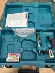 極美品 試し打ち程度 マキタ makita 電動タッカ ST312D タッカー 