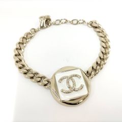CHANEL ロゴ チャーム ブレスレット シルバーカラー - メルカリ