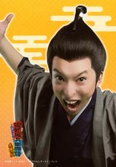 [중고] 생사진(남성) 미요시 다이키(히라가 겐우치)/버스트 업·의상 블랙·그레이·일본옷·입 열기·오른손 올리기·배경 노란색·캐릭터 샷/Patch stage vol.9 무대[이소베 이소베 에이 이야기~우키는 힘들어~텐하루판] 개인 브로마이드