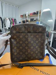 Louis Vuitton モノグラム メッセンジャーバッグ☘️処分価格☘️ 美品 Louis Vuitton モノグラム メッセンジャーバッグ☘️処分価格☘️ 美品