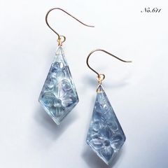 No.611✨天然石✨ラピスラズリ×マザーオブパールのカービングピアス14kgf No.611✨天然石✨ラピスラズリ×マザーオブパールのカービングピアス