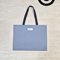 トムブラウン THOM BROWNE リボン付き ボックス - メルカリ