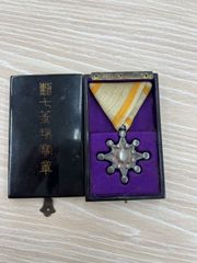 勲章 勲八等瑞宝章☆1888年（昭和21年）～／純銀製／ - メルカリ