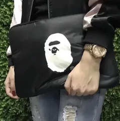 (韓国国内配送) - A BATHING APE アベイシングエイプ 白/黒 ノートPCポーチ(正規品/未開封)のサムネイル