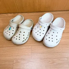 J2 w6 Crocs バヤ クロッグ ベージュ + フラットフォームクロッグ 白のサムネイル