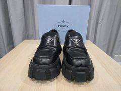 極美品 プラダ モノリス ブラッシュドレザー ローファー