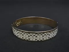 ■美品■ COACH コーチ シグネチャー バングル ブレスレット アクセサリー レディース アイボリー系×ゴールド系 DN1940のサムネイル