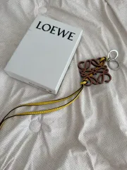 LOEWE アナグラム バッグ チャームのサムネイル