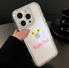 スマホケース：黄色い目とピンクの鼻の猫顔「夜型フクロウ」の文字入り iPhone17 16 15 Pro Max 14 Plus用 ラインストーン入りクリアケース ミニマリストデザイン 耐衝撃TPUケース | 夜の楽しみ