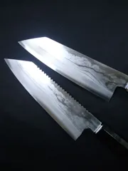 城山刃物製作所(堺業務用刃物メーカー直売)六寸切付け型三徳包丁(ギザあり、なしいずれか一点)　青一鋼ダマスカス　黒檀八角水牛柄(口輪の水牛白黒選択可)のサムネイル